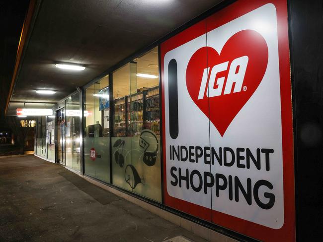 The apartment block above this IGA store in Mason St. Newport is rumoured to be in lockdown and maybe a possible Covid-19 exposure site. Picture : Ian Currie