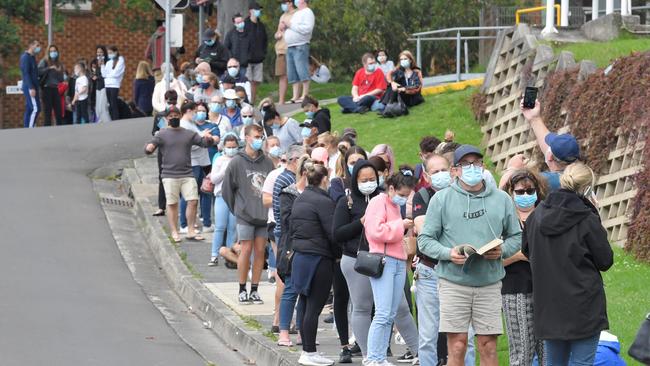 People line up around Wollongong Hospital for COVID-19 testing today. Picture: NCA NewsWire / Simon Bullard.