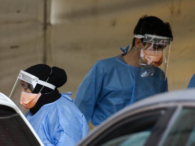 SYDNEY, AUSTRALIA - NewsWire Photos, DECEMBER, 27 2021: Health professionals are seen working at the COVID-19 testing site at Willoughby, as Omicron continues to spread and NSW records 6324 additional COVID-19 positive cases. Picture: NCA NewsWire / Gaye Gerard