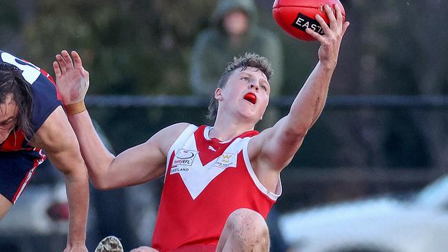 EFL Division 3 2022: Waverley Blues v Warrandyte at Mt Waverley Reserve, 18th June, Mt Waverley, Melbourne.  Quinn Clark of Warrandyte takes a mark.Picture : George Salpigtidis