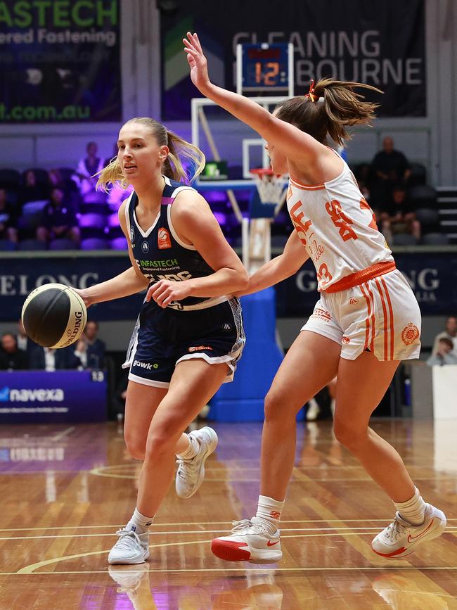 Jaz Shelley looks for an option against Townsville. Picture: Kelly Defina/Getty Images.