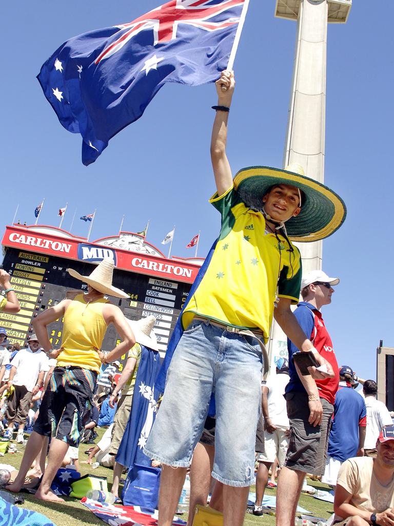 NEWS   15-12-06   Cricket   Ashes   Australia v England   Day 2    WACA ground in Perth   General Colour   Generic   An aussie fan waves the flag   PICTURE : JACKSON FLINDELL .