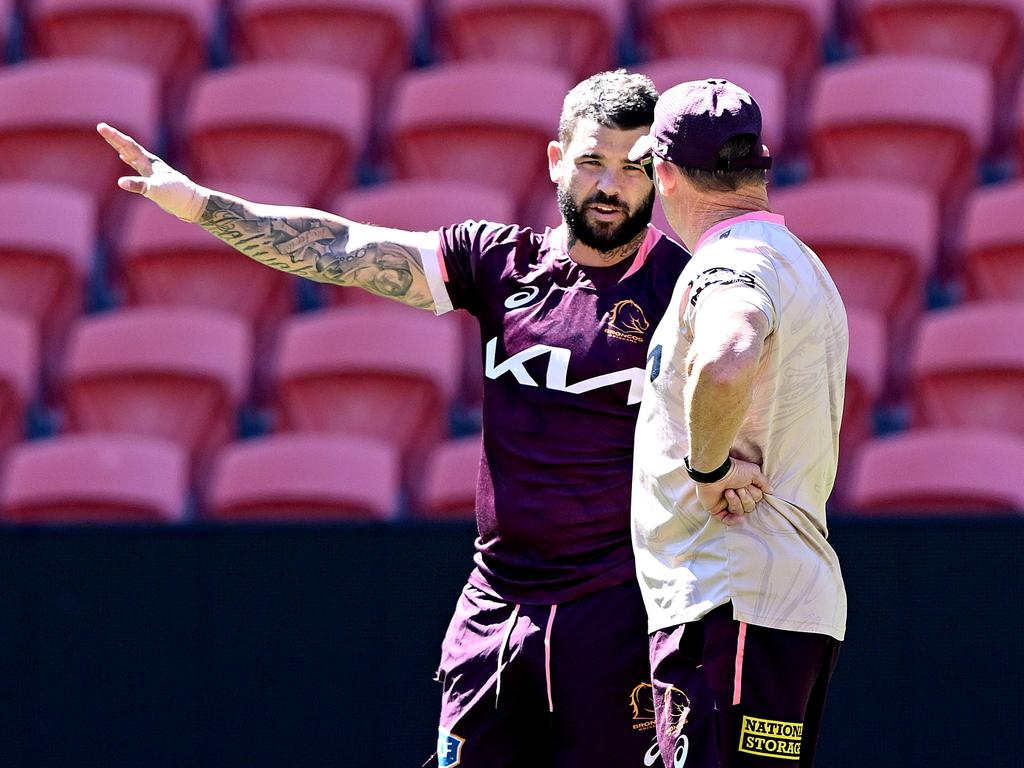 Kevin Walters talks tactics with Adam Reynolds. Picture: Bradley Kanaris/Getty