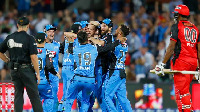 ADELAIDE, AUSTRALIA - FEBRUARY 02: Adelaide Strikers players celebrate winning as a dejected Kieron Pollard of the Renegades look on after the Big Bash League match between the Adelaide Strikers and the Melbourne Renegades at Adelaide Oval on February 2, 2018 in Adelaide, Australia. (Photo by Darrian Traynor/Getty Images)