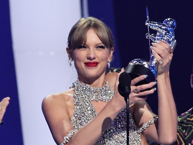 Swift’s big MTV VMA reveal; nude act censored