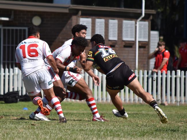 Roman Tuaimau charging at the line. Picture: Sean Teuma