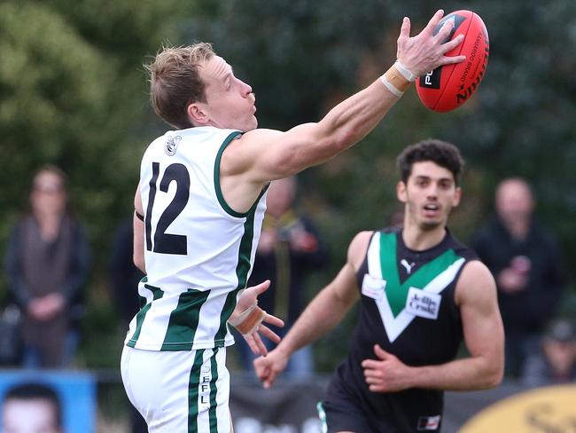 Austin Deneys pulls in a mark. Picture: Hamish Blair