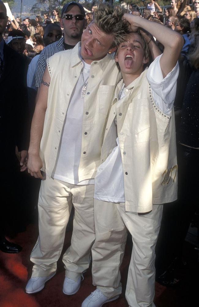 Now-estranged brothers Nick and Aaron Carter at the Teen Choice Awards in 2001. Picture: Ron Galella/WireImage.