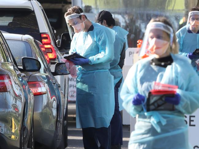 MELBOURNE, AUSTRALIA - NewsWire Photos, OCTOBER 6, 2021. Melbourne continues in a COVID-19 lockdown. People line up in their cars to be COVID tested at Albert Park. Picture: NCA NewsWire / David Crosling