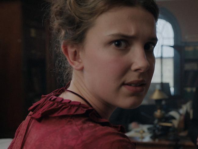 ENOLA HOLMES (L) MILLIE BOBBY BROWN as ENOLA HOLMES. Cr. LEGENDARY ©2020