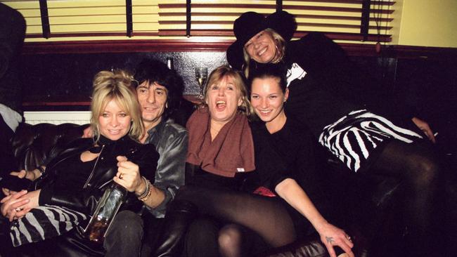 (L-R) Jo Howard, musician Ronnie Wood, Marianne Faithfull, model Kate Moss and Anita Pallenberg at a 1999 party in London. Picture: Getty Images.