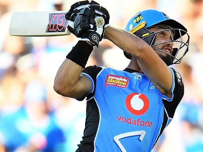 ADELAIDE, AUSTRALIA - JANUARY 06: Jake Weatherald of the Adelaide Strikers bats during the Big Bash League match between the Adelaide Strikers and the Sydney Sixers at Adelaide Oval on January 6, 2019 in Adelaide, Australia.  (Photo by Daniel Kalisz/Getty Images)