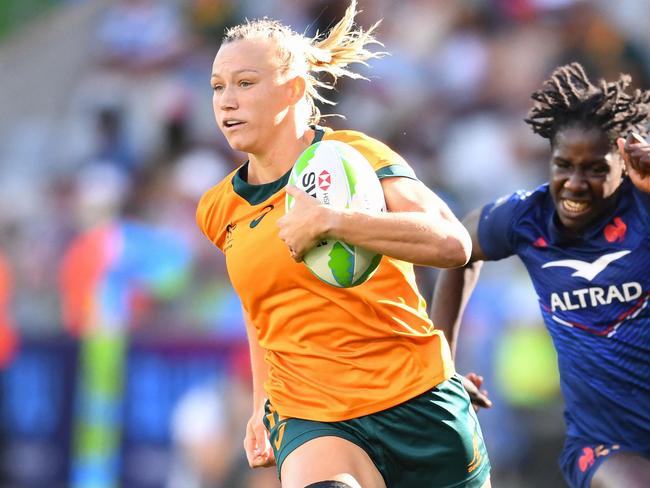 Australia's Maddison Levi (L) runs past France's Hawa Tounkara (R) to score a try during the third place play-off of the HSBC World Rugby Sevens Series women's rugby match between France and Australia at the Cape Town stadium in Cape Town on December 8, 2024. (Photo by Rodger Bosch / AFP)