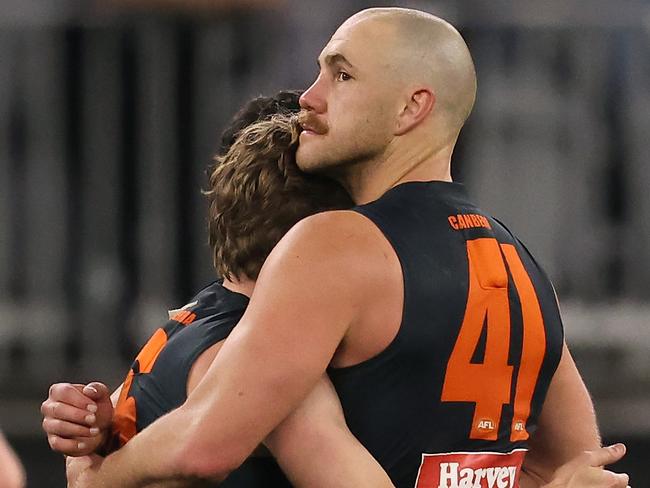 Mumford (R) kicked a goal in the Giants’ semi-final loss. (Photo by Paul Kane/Getty Images)