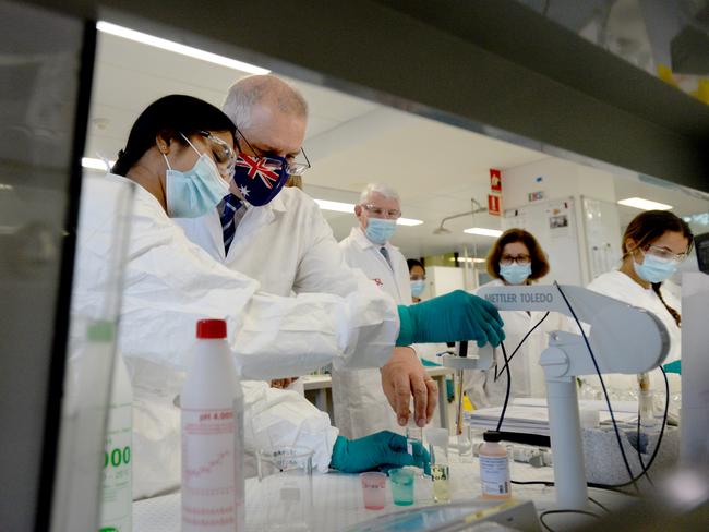 MELBOURNE, AUSTRALIA - NewsWire Photos MARCH 26, 2021: Prime Minister Scott Morrison meets CSL staff working on the COVID vaccine while he tours the company's facility in Melbourne. Picture: NCA NewsWire / Andrew Henshaw - POOL via NCA NewsWire