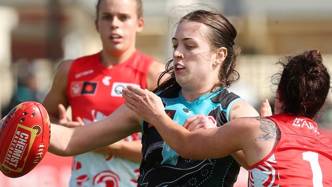 Jade Halfpenny evades Brooke Lochland to get her kick away. Picture: Sarah Reed/AFL Photos via Getty Images