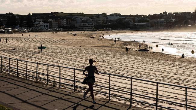 The UniSA study found people exhibit healthier lifestyle patterns, like this early morning jogger, if they have short three day breaks. Picture: NCA NewsWire / James Gourley