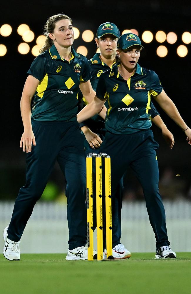 Annabel Sutherland of Australia celebrates with teammates after dismissing Suzie Bates during game one of the Women's T20 International Series between Australia and New Zealand at Great Barrier Reef Arena, (Photo by Albert Perez/Getty Images)