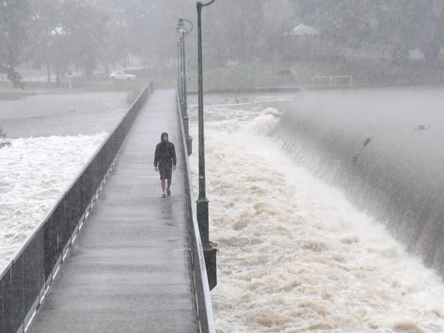 Heavy rain lashes Townsville causing flash flooding. Reiv Melick at Aplins Weir. Picture: Evan Morgan