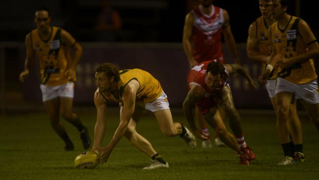 Dylan Landt gathers the ball off the ground. Picture: (A)manda Parkinson