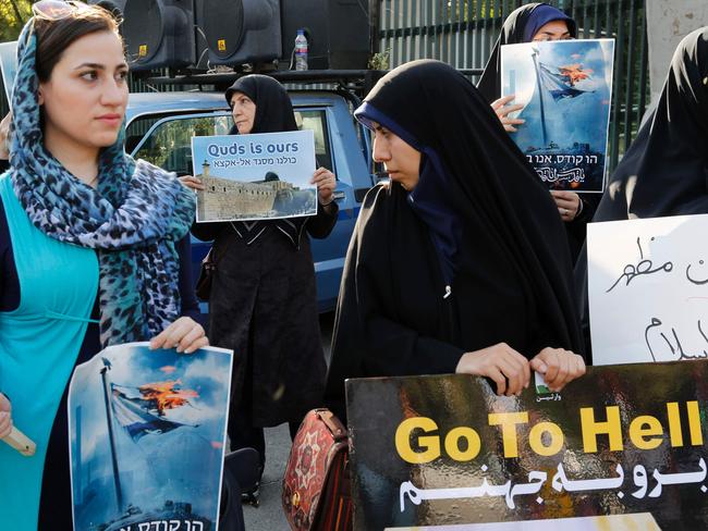 Iranian students stage a protest outside Tehran University on July 25, 2017 against Israeli security measures implemented at the al-Aqsa mosque compound in the Old City of Jerusalem. Israel removed metal detectors from a highly sensitive Jerusalem holy site after their installation triggered deadly violence, but Muslim officials said worshippers should continue a boycott for now. Israel installed metal detectors at entrances to the compound after an attack nearby that killed two policemen on July 14. / AFP PHOTO / ATTA KENARE