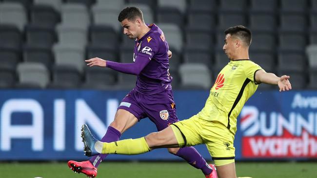 SYDNEY, AUSTRALIA - AUGUST 22: Joel Chianese of the Glory shoot s for goal infront of Te Atawhai Hudson-Wihongi of the Phoenix compete for the ball during the A-League Elimination Final match between the Wellington Phoenix and the Perth Glory at Bankwest Stadium on August 22, 2020 in Sydney, Australia. (Photo by Mark Metcalfe/Getty Images)