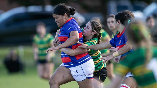 Manly player Seal Manutofu on the run.