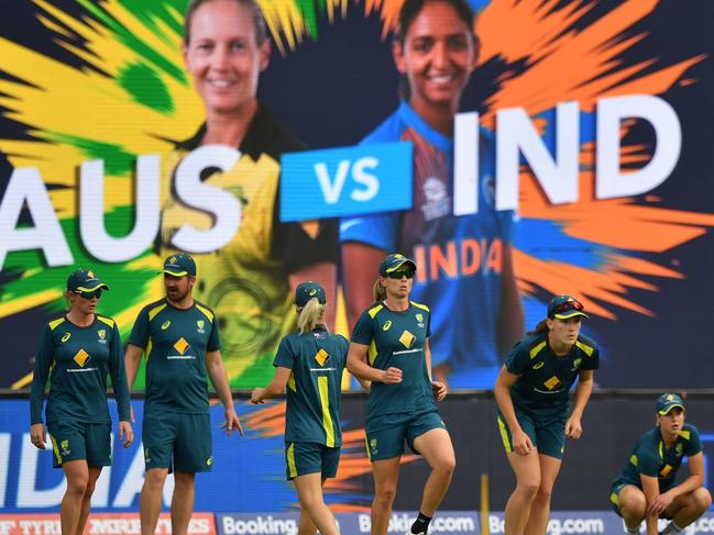 Australia's Women's T20 team warm up ahead of the start of the WT20 World Cup cricket match between Australia and India at Sydney Showground Stadium in Sydney, Friday, February 21, 2020. (AAP Image/Dean Lewins) NO ARCHIVING, EDITORIAL USE ONLY, IMAGES TO BE USED FOR NEWS REPORTING PURPOSES ONLY, NO COMMERCIAL USE WHATSOEVER, NO USE IN BOOKS WITHOUT PRIOR WRITTEN CONSENT FROM AAP