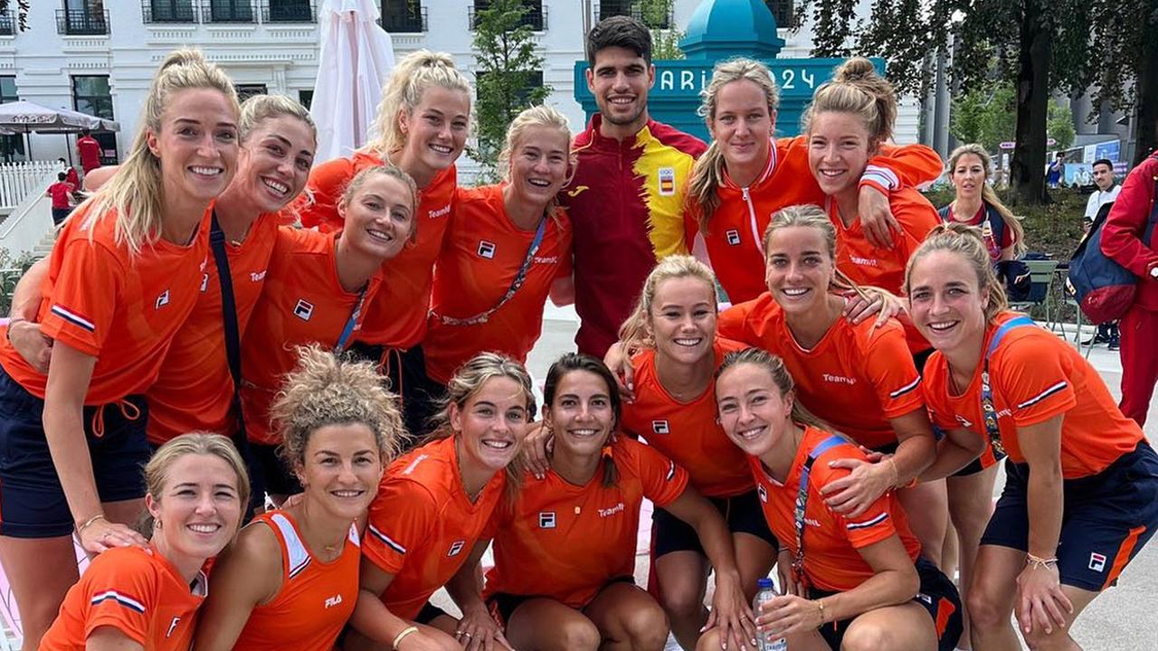 Carlos Alcaraz with the Dutch women's hockey team