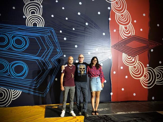 Artists Kane Brunjes Birrunga Wiradyuri and Stevie O’Chin created in consultation with Wiradyuri Elders and Bathurst Regional Council.This 17-metre tall mural depicts the origin story of the blue banded bee, as told by the Elders.