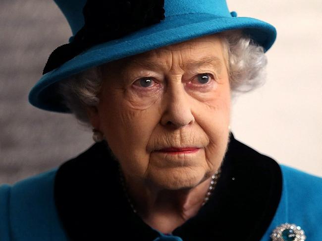 (FILES)  Britain's Queen Elizabeth II visits the crypt of Thomas Moore at the Tower of London after viewing the 'Blood Swept Lands and Seas of Red' poppy installation in central London on October 16, 2014. The art installation will eventually consist of over 800,000 ceramic poppies, and serves to symbolise British and Colonial military fatalities in WW1. AFP PHOTO/POOL/CHRIS JACKSON (Photo by Chris Jackson / POOL / AFP)