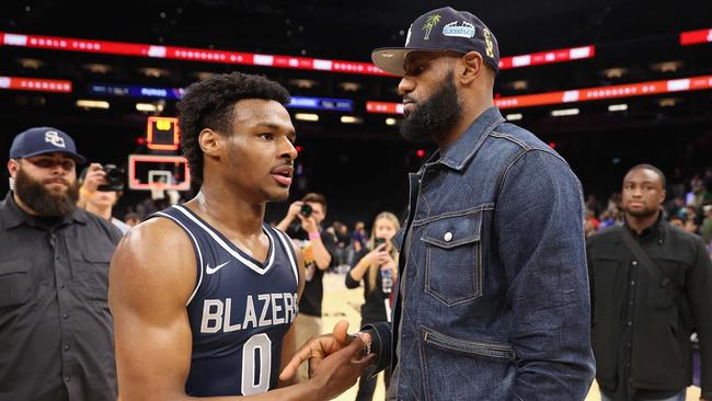 Bronny James greeted by his father and NBA player LeBron James. Photo by Christian Petersen / GETTY IMAGES NORTH AMERICA / AFP.