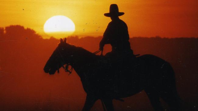 Sunrise during a cattle muster on Anna Creek station, SA, 03 Mar 1995.