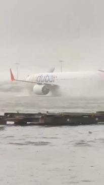 Planes taxi through water after extreme flooding in Dubai