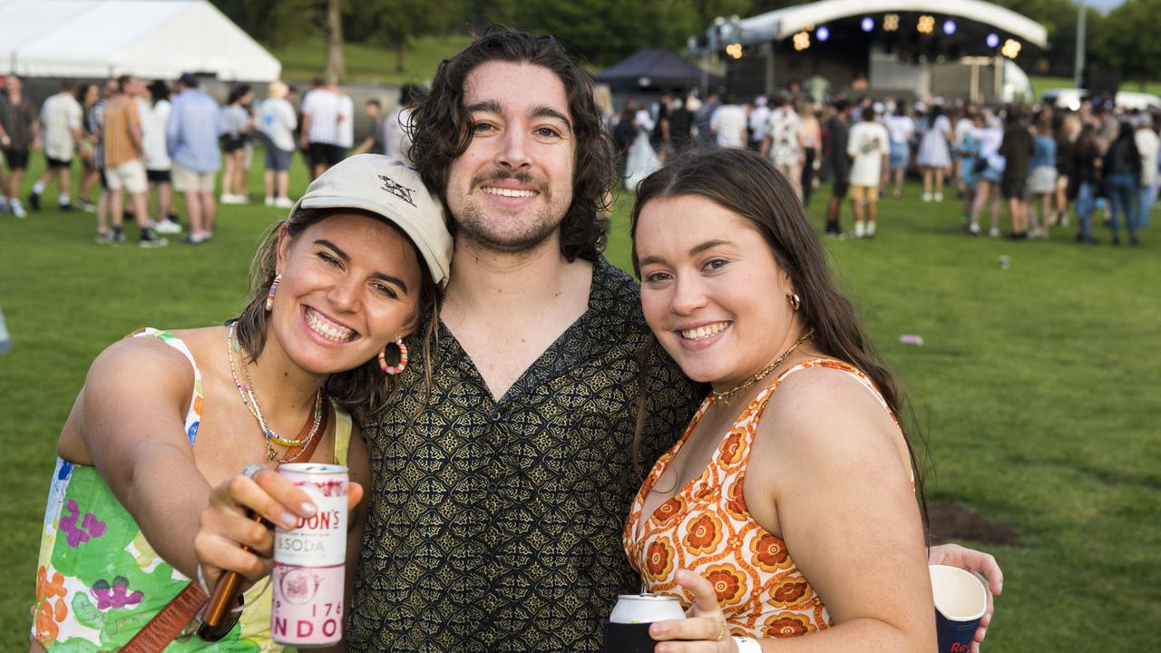 Brad Chambers with Harriet Mullany (left) and Hannah Eggerling at The Backyard Series in Queens Park, Saturday, November 6, 2021. Picture: Kevin Farmer