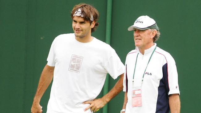 Roger Federer with then-coach Tony Roche in 2005.