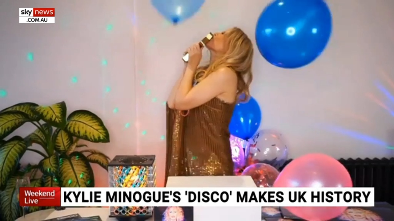 Kylie Minogue tops UK charts