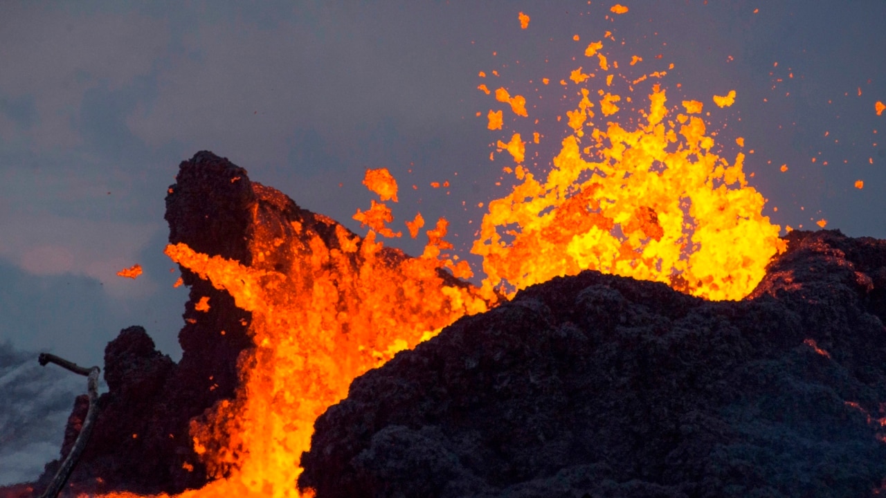 Huge fountains of lava filmed erupting out of Hawaii volcano | Sky News ...