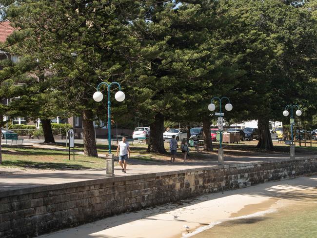 Council has extended the legal drinking hours from 4.30pm to 8pm in East Esplanade. Picture: AAP Image/Julian Andrews