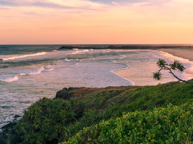 Lighthouse Beach, East Ballina. The pinky sunset in summer time on the beach with ocean view  in Ballina, Byron bay, Australiacredit: Alamyescape27 june 2021doc holiday