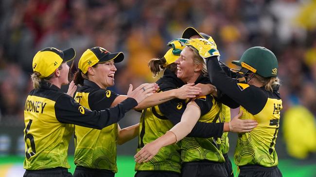 Delissa Kimmince of Australia celebrates with Meg Lanning and her teammates after dismissing Veda Krishnamurthy of India. Photo: AAP Image/Scott Barbour