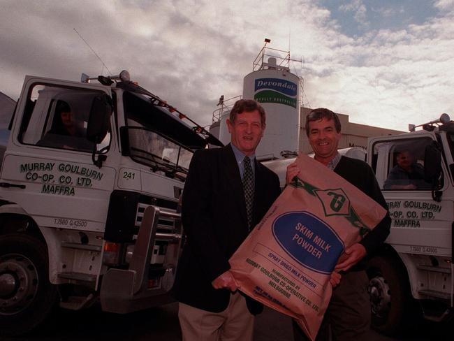 Saputo’s Maffra site was previously operated by Murray Goulburn. Back in 1997, MG chairman Frank Stewart and MG field services manager Andrew Gallagher promoted the co-operative