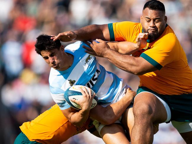 Argentina's Los Pumas centre Lucio Cinti is tackled by Australia's Wallabies prop Taniela Tupou and Australia's Wallabies centre Hamish Stewart during the Rugby Championship match between Argentina and Australia at Brigadier General Estanislao Lopez Stadium in Santa Fe, Argentina on September 7, 2024. (Photo by GERONIMO URANGA / AFP)