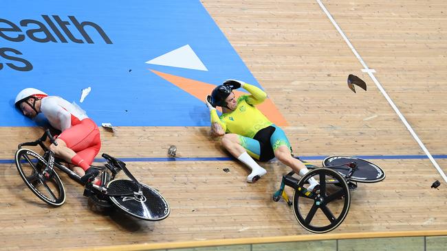 Matthew Glaetzer of Team Australia and Joe Truman of Team England crash