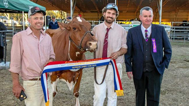 TOP COW: Shane Bourke and Matt Henry with supreme judge Greg English and Supreme Dairy Cow Ovensdale Pearl 534. Picture: Dominic Elsome