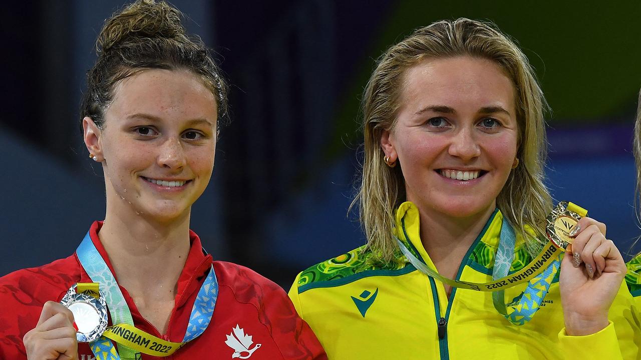 Silver medallist Canada's Summer McIntosh (L), gold medallist Australia's Ariarne Titmus (C) and bronze medallist Australia's Kiah Melverton pose during the medal presentation ceremony for the women's 400m freestyle swimming final at the Sandwell Aquatics Centre, on day six of the Commonwealth Games in Birmingham, central England, on August 3, 2022. (Photo by ANDY BUCHANAN / AFP)