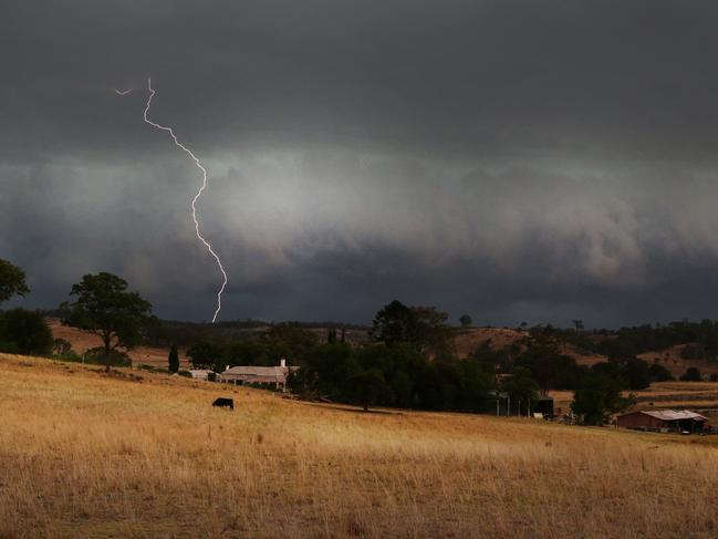 83mm in 60 mins: Morning storms after inland Qld hammered