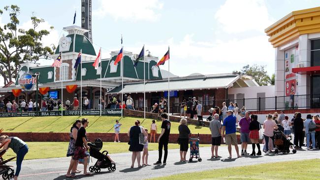 People lining up outside Dreamworld waiting for the gates to open. Picture: NCA NewsWire / Steve Holland