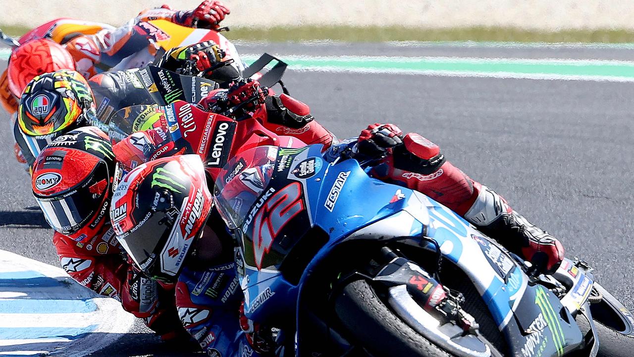 Suzuki Ecstar's Spanish rider Alex Rins leads a pack of MotoGP riders during the MotoGP Australian Grand Prix at Phillip Island on October 16, 2022. (Photo by Glenn Nicholls / AFP) / -- IMAGE RESTRICTED TO EDITORIAL USE - STRICTLY NO COMMERCIAL USE --