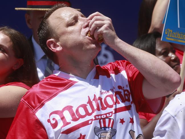 NEW YORK, NY - JULY 04: Joey Chestnut eats hot dogs during the 2022 Nathans Famous Fourth of July International Hot Dog Eating Contest on July 4, 2022 at Coney Island in the Brooklyn borough of New York City. The contest, which has happened every year since 1972, has returned in front of Nathanâs Famous on Surf Avenue this year.   Kena Betancur/Getty Images/AFP == FOR NEWSPAPERS, INTERNET, TELCOS & TELEVISION USE ONLY ==